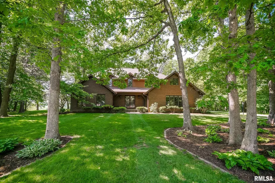 9701 N Cherrybark CT, Peoria, IL 61615
