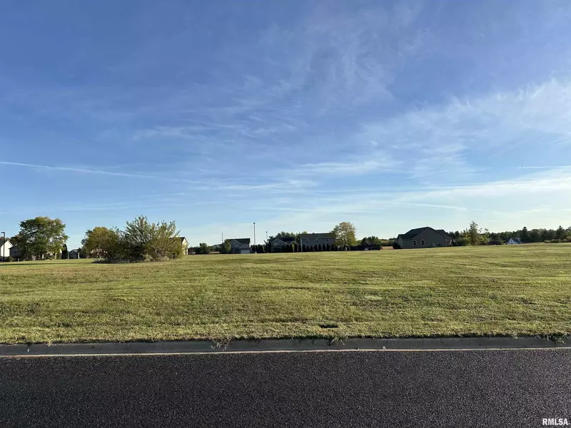 303 SILVER CREEK DR, Washington, IL 61571