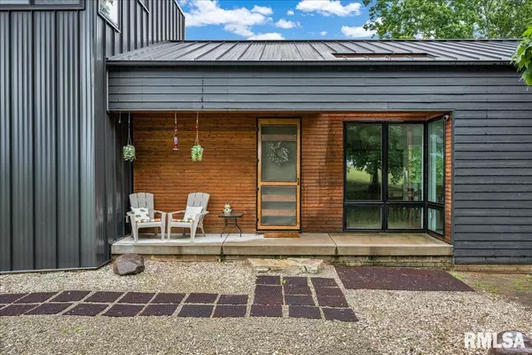 Edwards, IL 61517,7612 W CHALLACOMBE RD