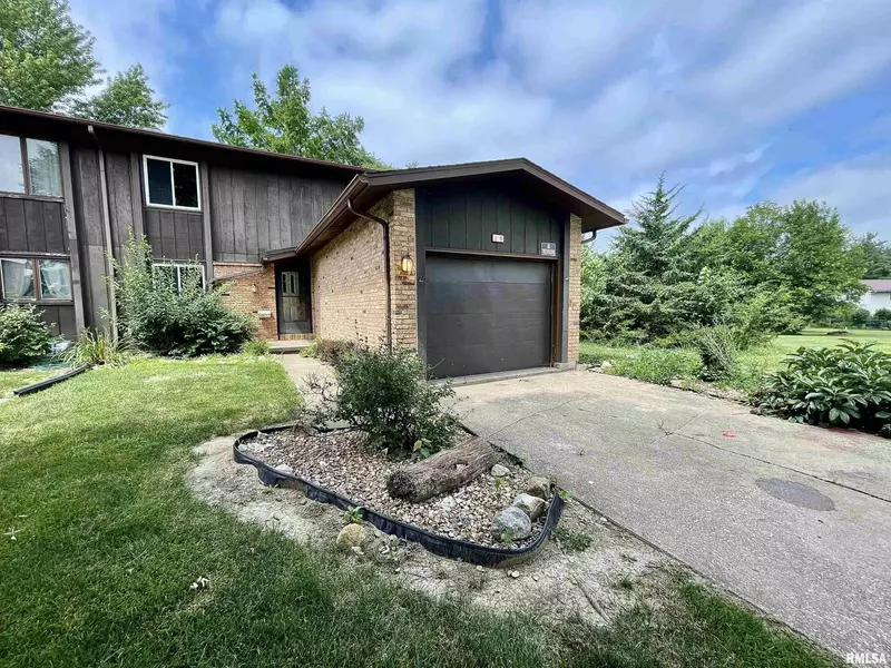 15 CEDAR DR, Macomb, IL 61455