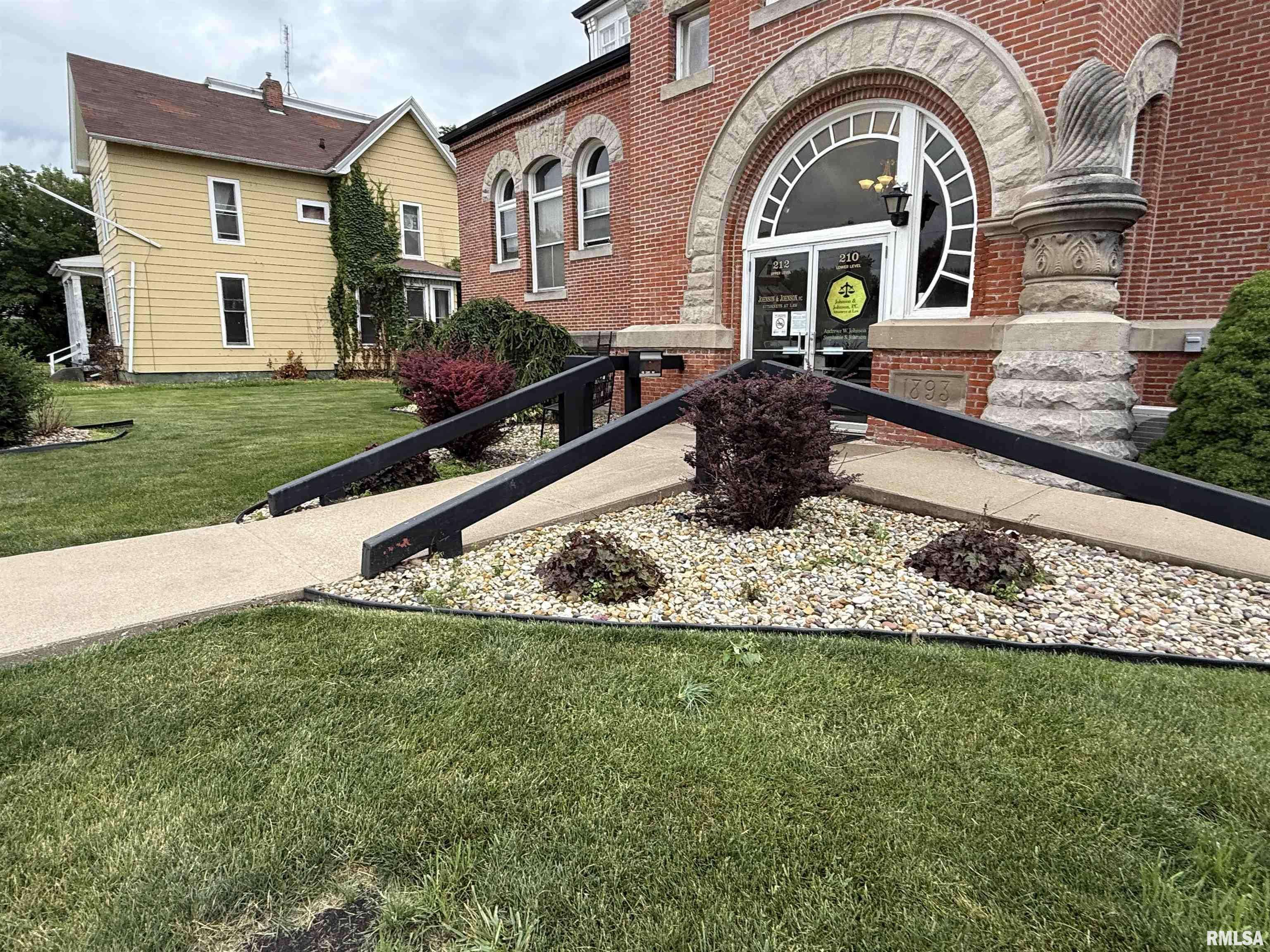 Canton, IL 61520,210 / 212 E CHESTNUT ST
