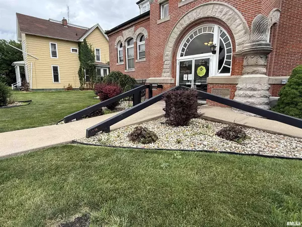 Canton, IL 61520,210 / 212 E CHESTNUT ST