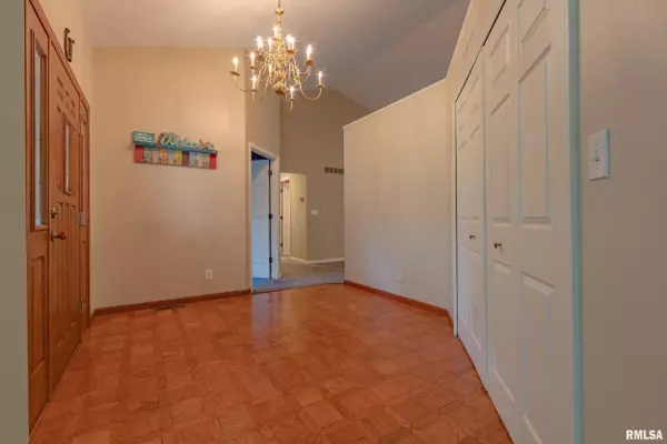 Macomb, IL 61455,1001 Wigwam Hollow