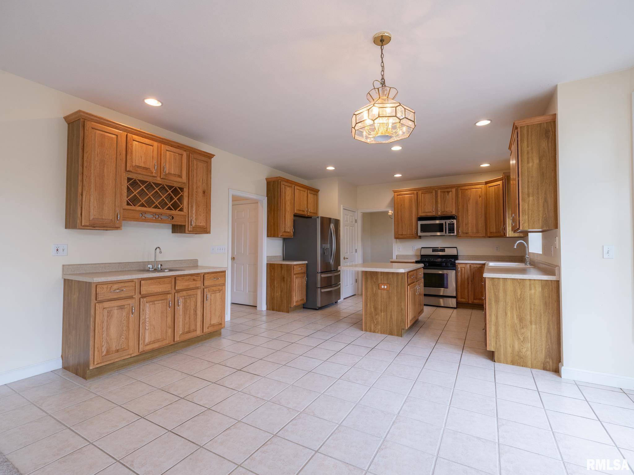 Peoria, IL 61615,919 W BROOKFOREST DR