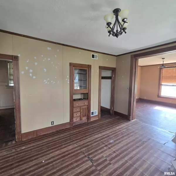 Wyoming, IL 61491,303 S 7TH ST