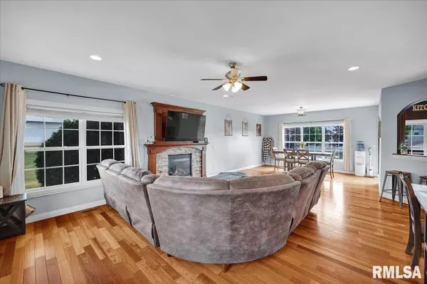 Washington, IL 61571,819 GRANDYLE DR