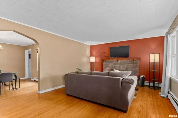 Delavan, IL 61734,805 W 3RD ST