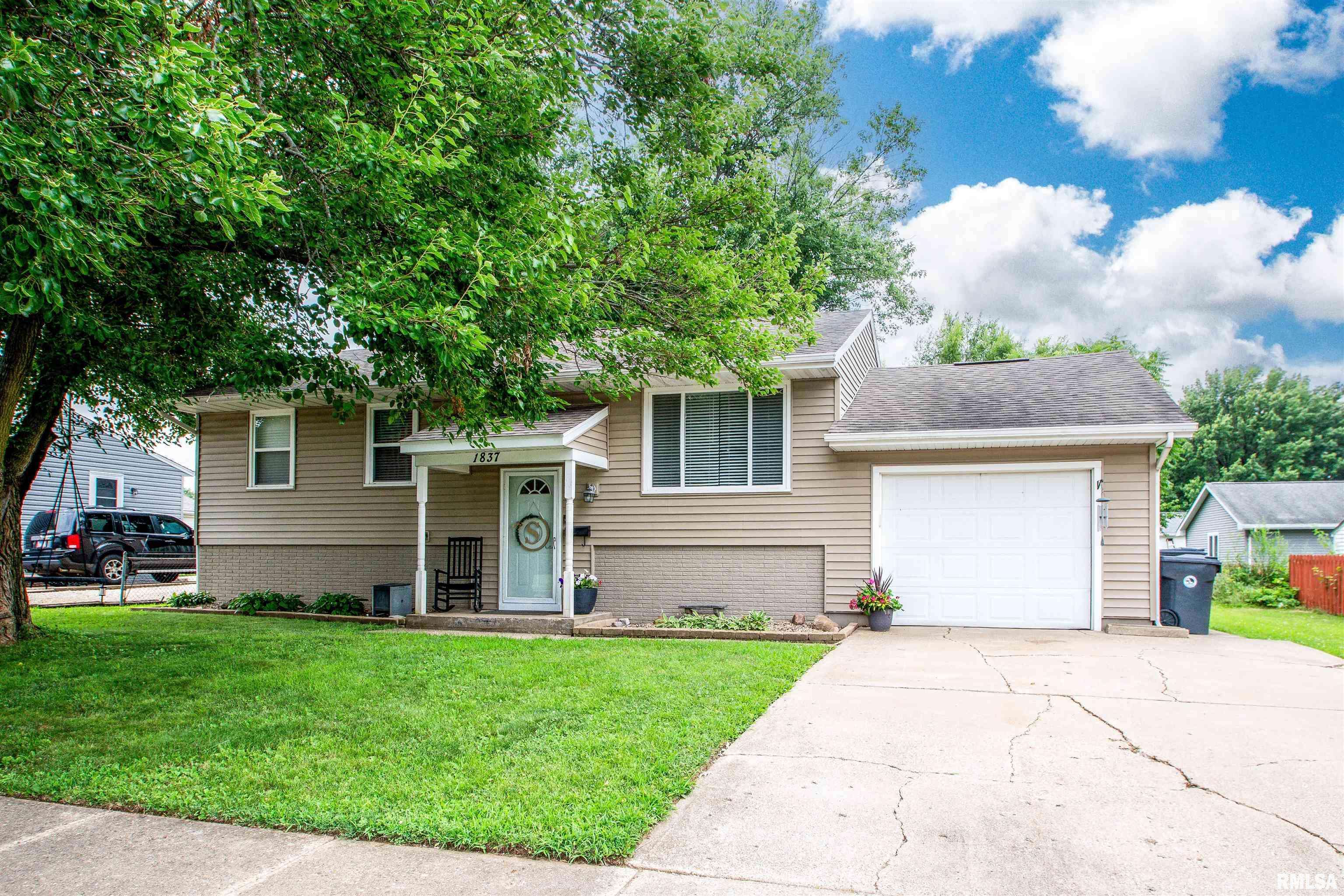 1837 VICTORIA DR, Pekin, IL 61554