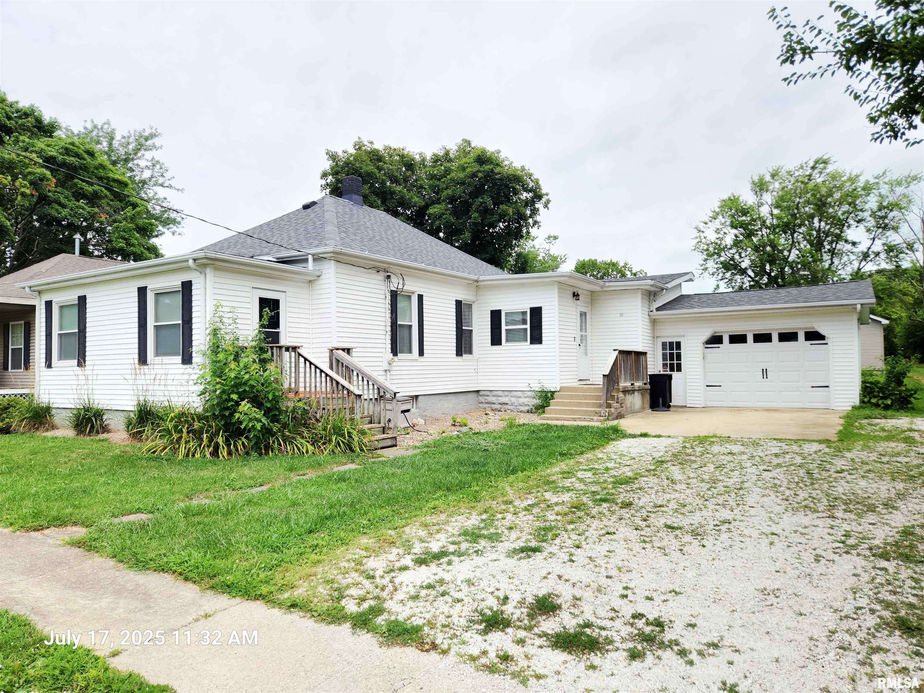 111 E 3RD AVE, Deer Creek, IL 61723