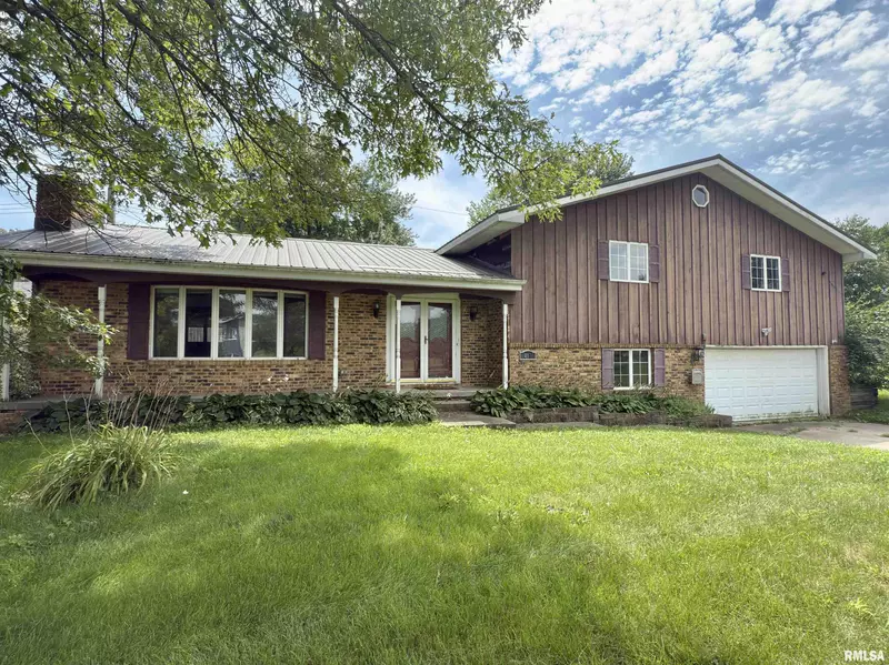 413 HILLCREST DR, Washburn, IL 61520