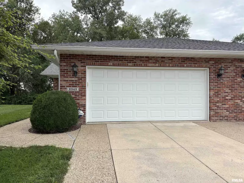 2343 LAKESHORE DR #26, Pekin, IL 61554