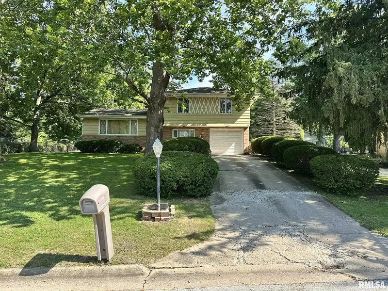 221 VAN DYKE DR, Canton, IL 61520-1486