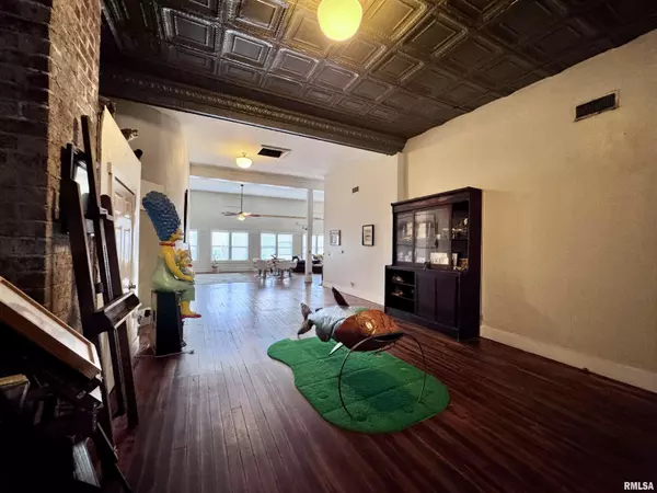 Macomb, IL 61455,2 W SIDE SQ