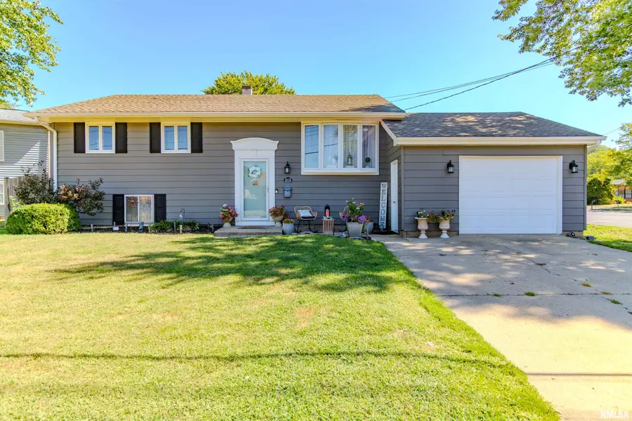 1616 HOLIDAY DR, Pekin, IL 61554
