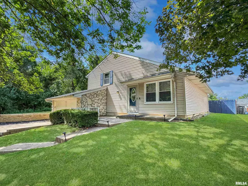16 POINT EAST CT, Pekin, IL 61554