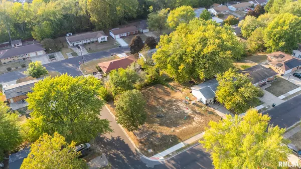 301 PARKWAY LN, Pekin, IL 61554