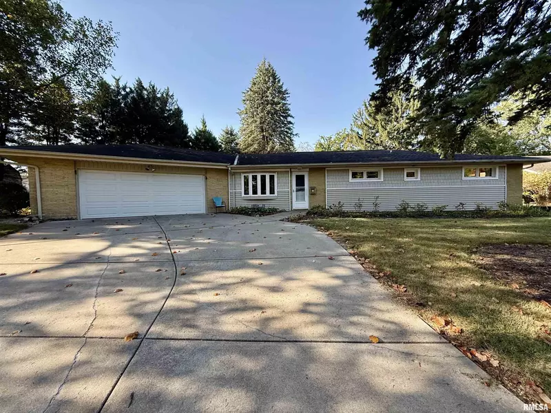 608 W BURTON AVE, Eureka, IL 61530