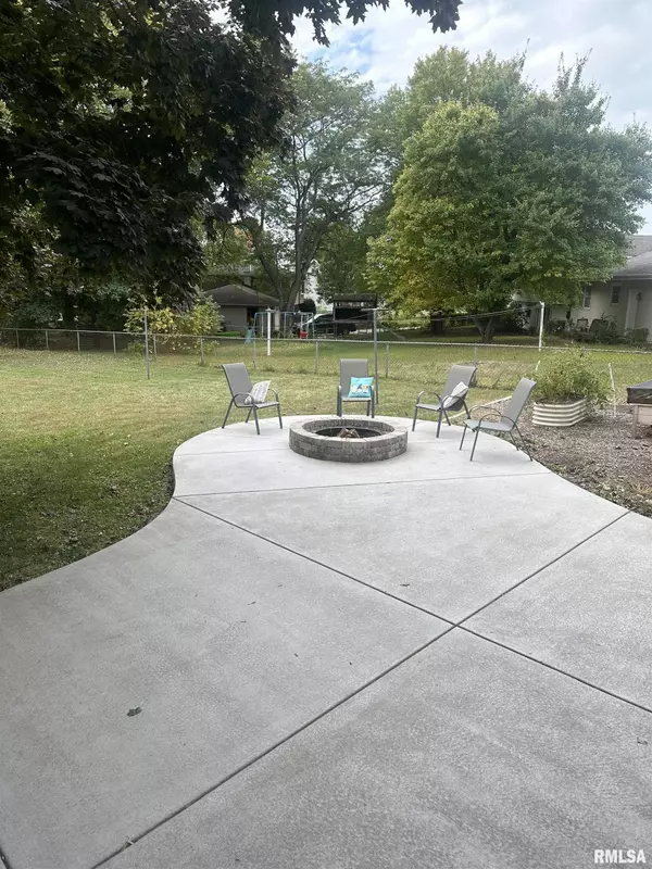 Eureka, IL 61530,2200 OAK DR