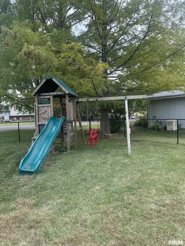 Eureka, IL 61530,2200 OAK DR