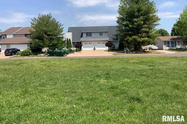 1102 EISENHOWER DR, Pekin, IL 61554