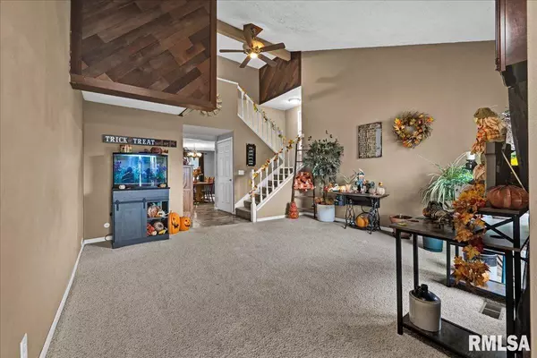 East Peoria, IL 61611,2 COUNTRY LN