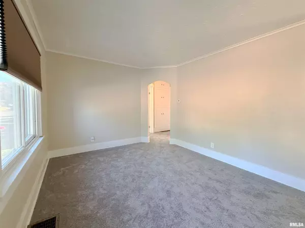 Peoria Heights, IL 61616,1002 E SAMUEL AVE