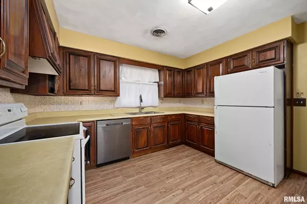 East Peoria, IL 61611,228 E FAR HILLS DR