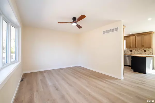 Peoria, IL 61615,4502 NW SCENIC DR