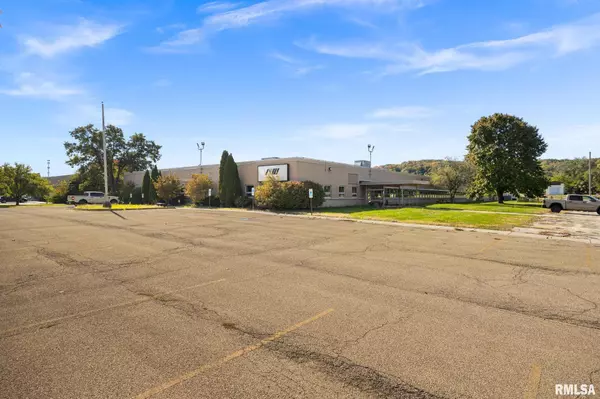 6533 N GALENA RD, Peoria, IL 61614