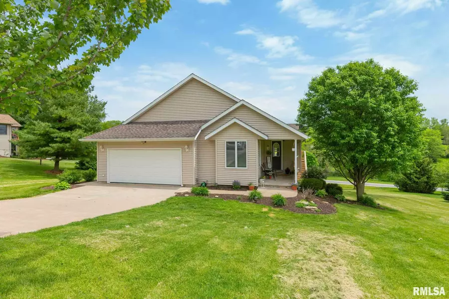 2 CHESTNUT DR, Blue Grass, IA 52726