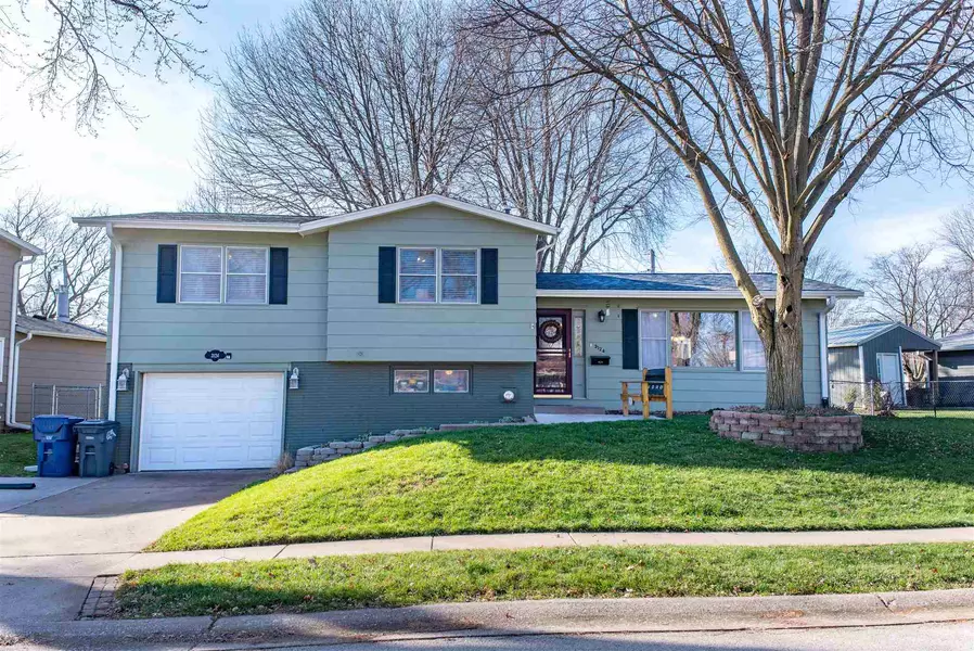 3124 OXFORD DR, Bettendorf, IA 52722