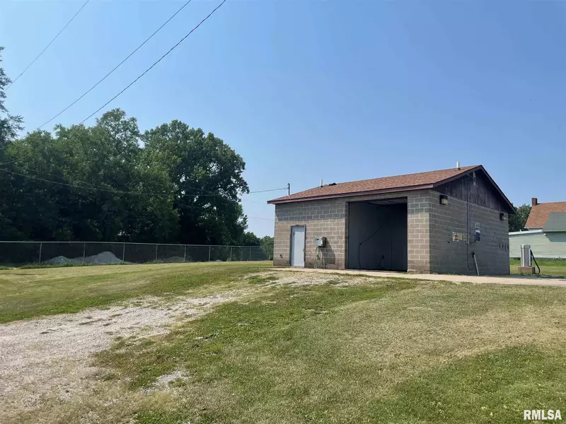 203 6TH AVE, Matherville, IL 61263