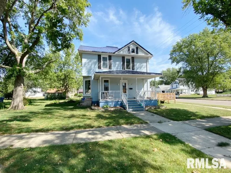 302 8TH ST, De Witt, IA 52742