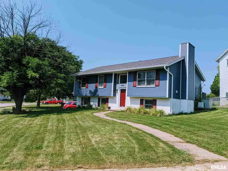 3404 RIDGE CT, Davenport, IA 52806