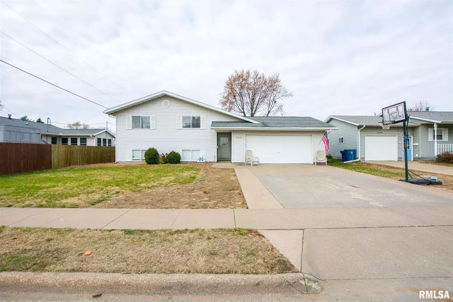 1419 LAWRENCE AVE, Camanche, IA 52730