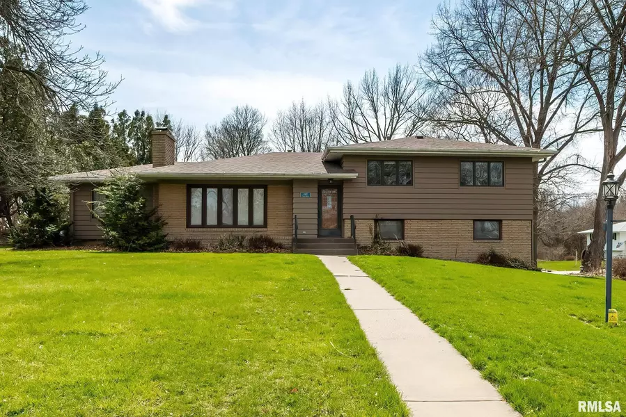 260 CIRCLE DR, Riverdale, IA 52722