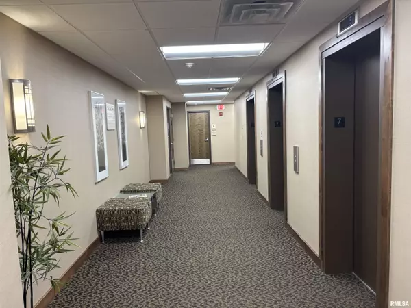 Davenport, IA 52806,100 E KIMBERLY RD #301