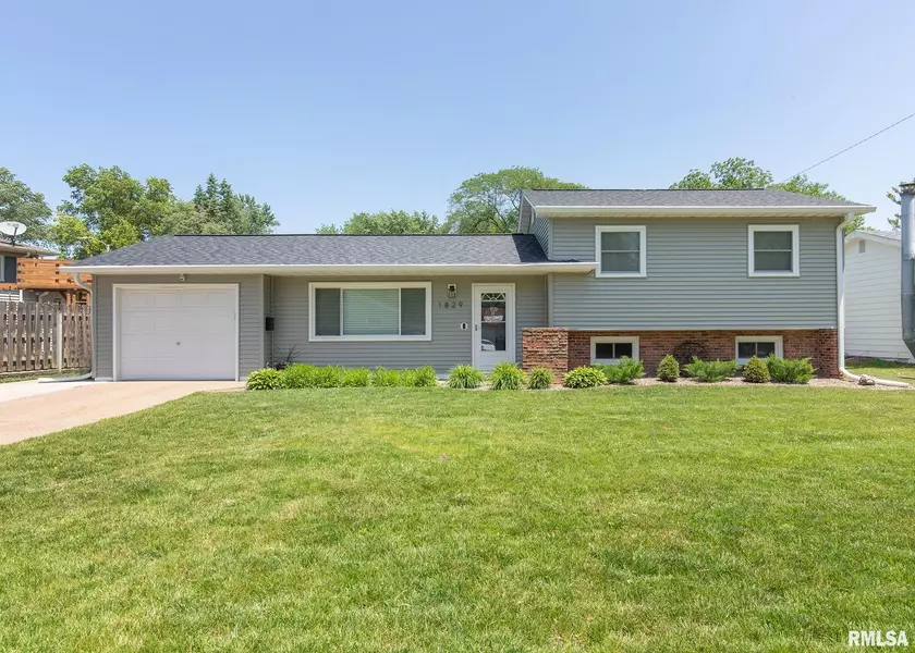 1829 ELMWOOD LN, Bettendorf, IA 52722