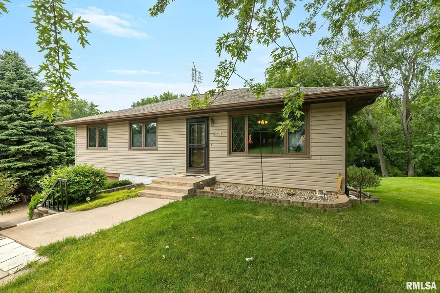 417 S 8TH ST, Le Claire, IA 52753