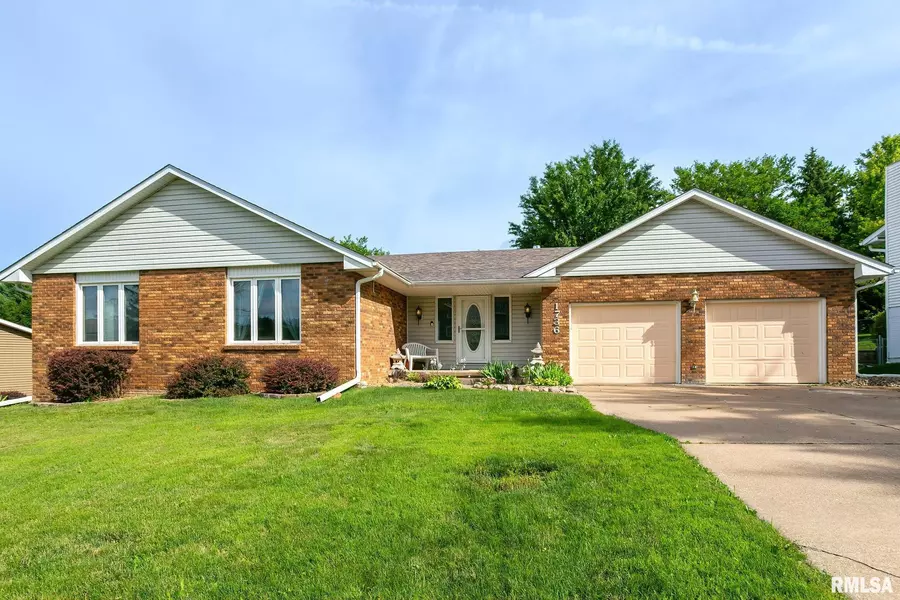 1736 WINDING HILL RD, Davenport, IA 52807