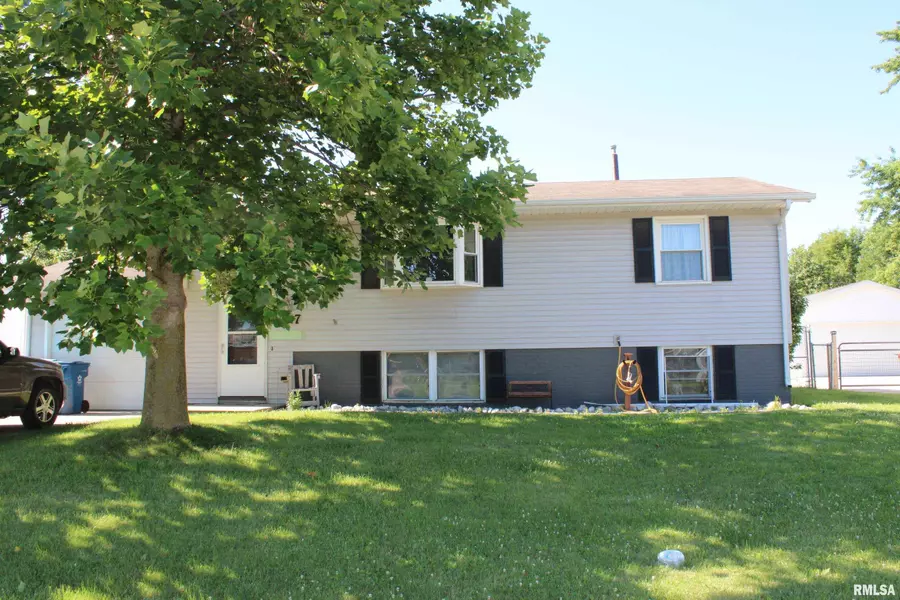 307 LAMPHERE DR, Blue Grass, IA 52726