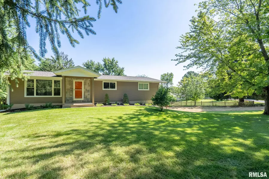 18 OAKWOOD DR, Blue Grass, IA 52726