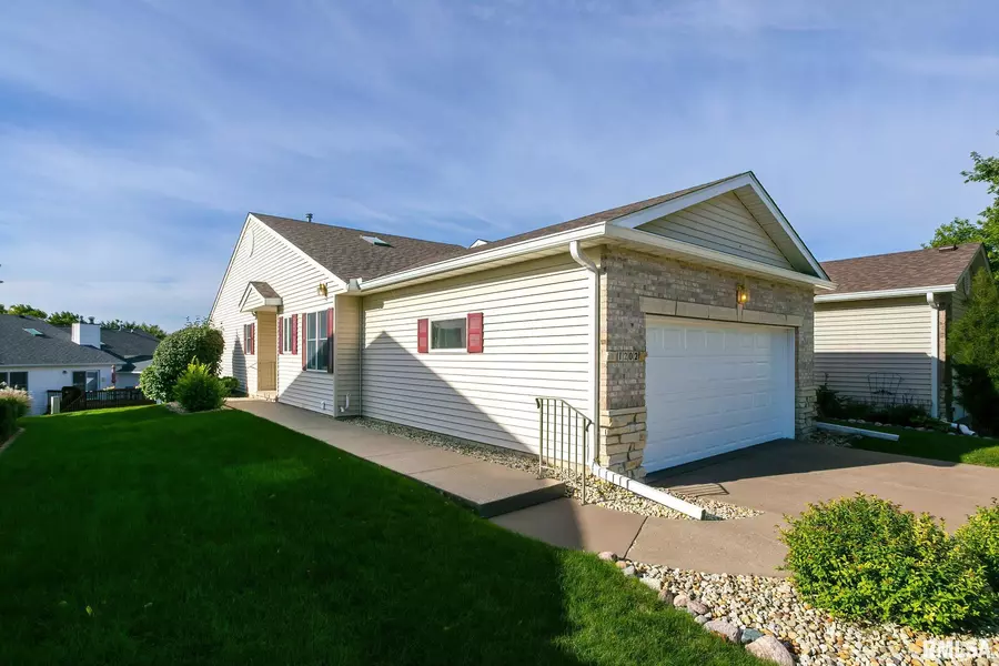 1202 IOWA DR, Le Claire, IA 52753