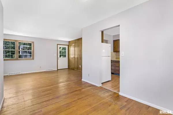 Davenport, IA 52804,2335 N HAZELWOOD AVE