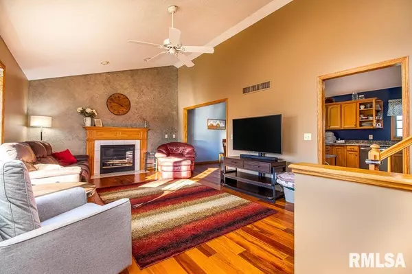 Davenport, IA 52804,2635 N STARK ST