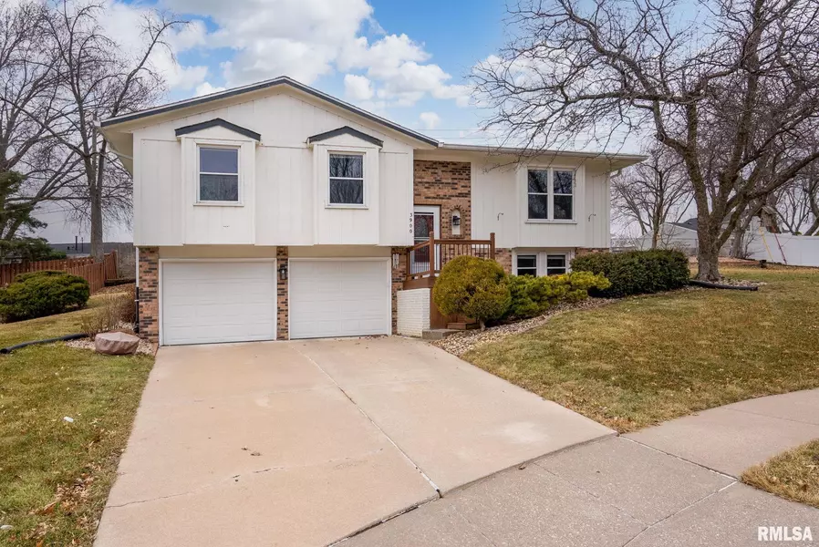 3900 Rolling Wood CT, Bettendorf, IA 52722