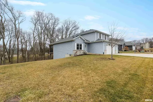 Le Claire, IA 52753,904 IOWA DR