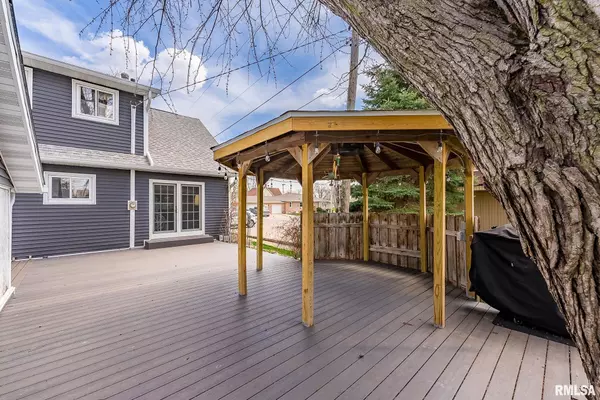 Walcott, IA 52773,322 N HENRY ST