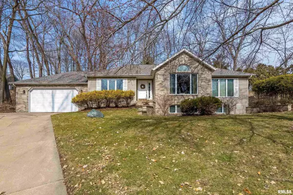 10 WALBRIER CT,  Le Claire,  IA 52753