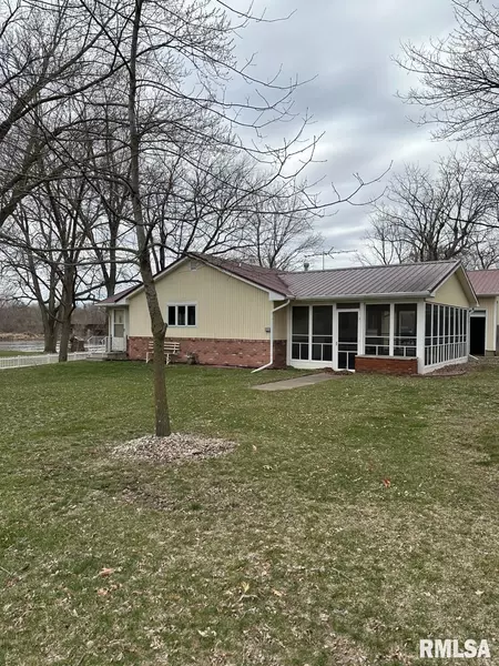 1559 FRONT Street C, Moscow, IA 52760-0000